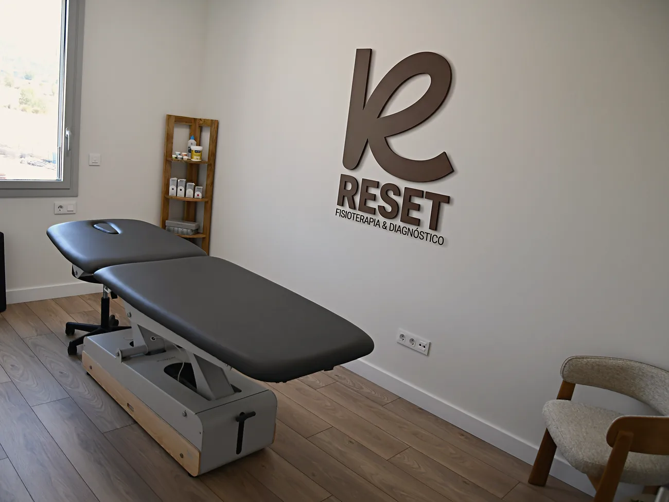 La consulta de RESET en Terrassa: camilla, luz natural y espacio privado